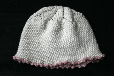 Mini Flower hat in white with pink trim